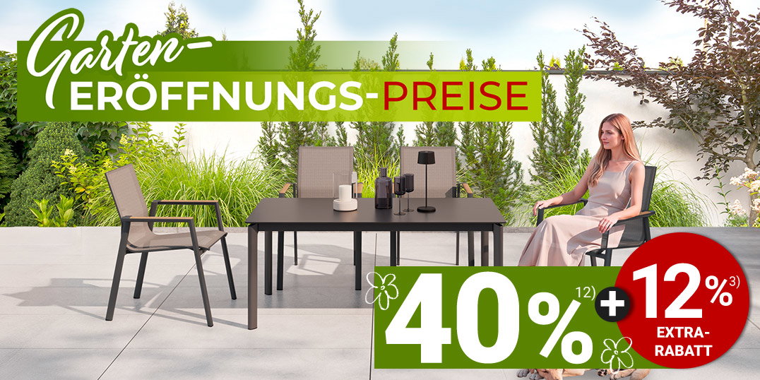 Moderner Balkon mit Tisch, bunten Stühlen und Pflanzen, sonnige Aussicht, Werbetext „Garteneröffnungs-Preise“