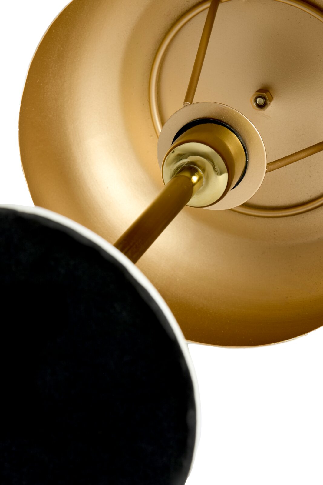 Nahaufnahme der Unterseite einer goldenen Tischleuchte mit schwarzem Sockel, von unten betrachtet.