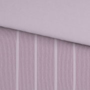 Detailaufnahme von rosa-weiß gestreiftem Stoff mit schräg verlaufender Nahtkante, Ansicht von oben