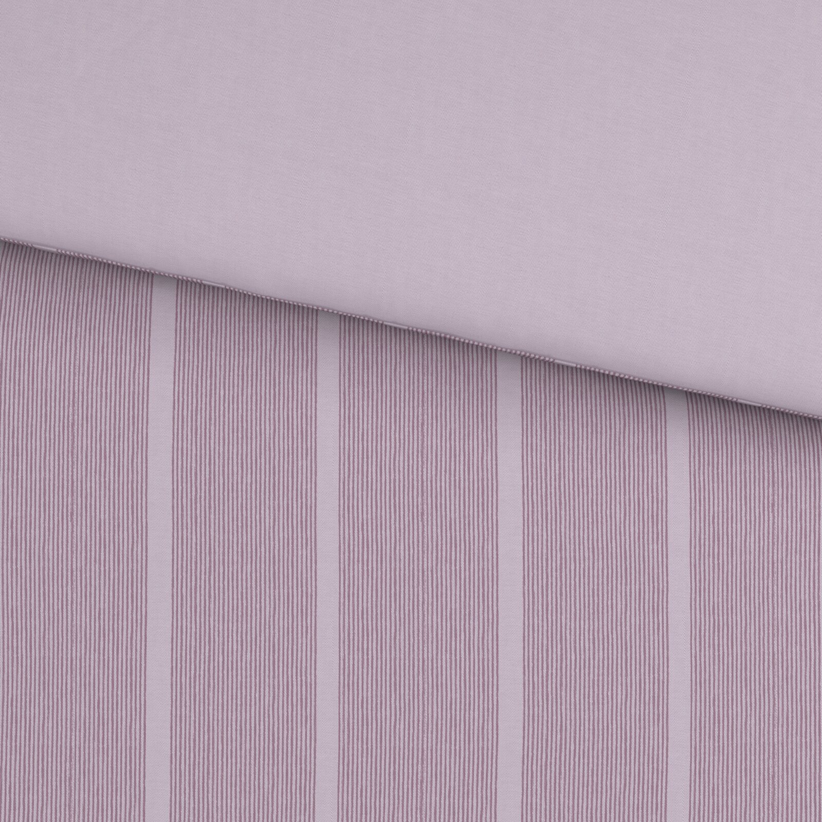 Detailaufnahme von rosa-weiß gestreiftem Stoff mit schräg verlaufender Nahtkante, Ansicht von oben