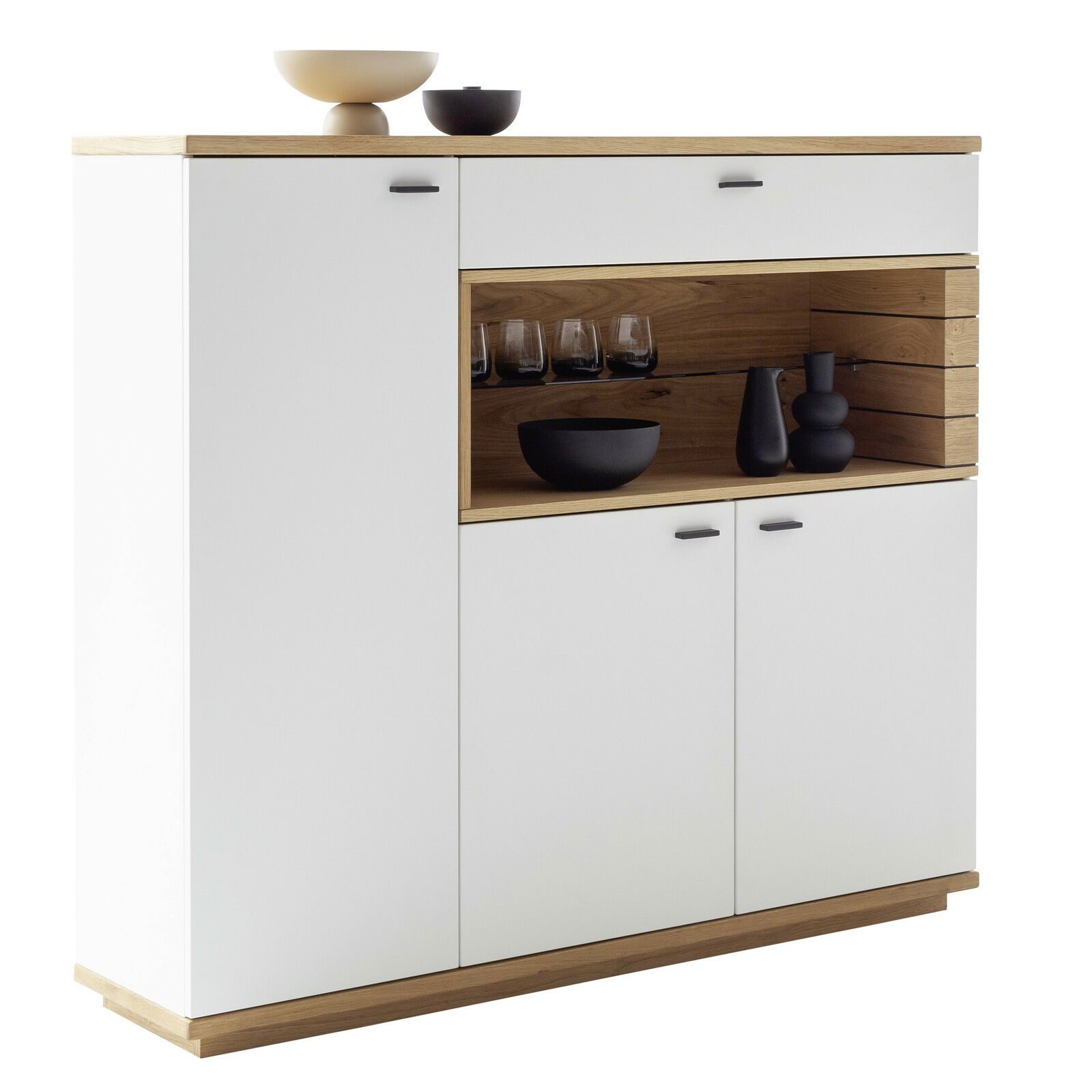 Weißes Highboard mit Holzakzenten, seitliche Perspektive, offene Ablage mit Dekoration.