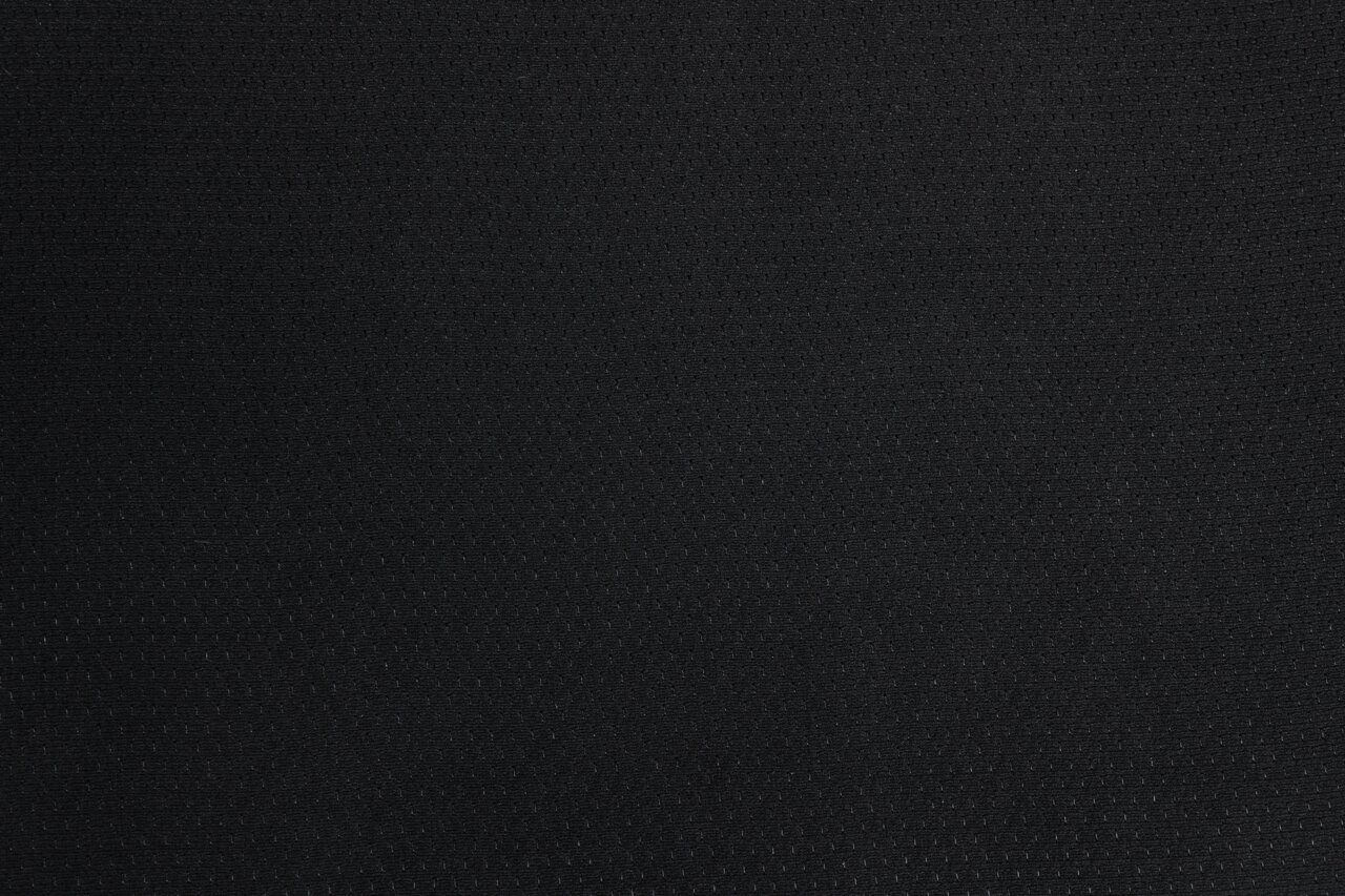 Nahaufnahme eines schwarzen Stoffes mit feiner Struktur, verwendet für einen Drehstuhl.