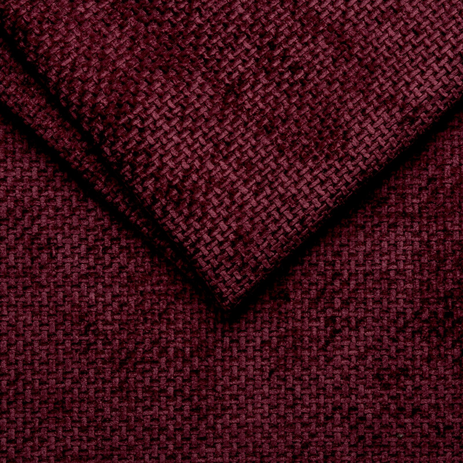 Close-up van een wijnrode, gestructureerde stof in diagonaal perspectief.