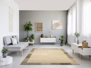 Moderner Wohnzimmerteppich in Beige- und Brauntönen, rechteckig, auf hellem Holzboden in einem stilvoll eingerichteten Raum mit Pflanzen und minimalistischen Möbeln, aus der Vogelperspektive betrachtet.