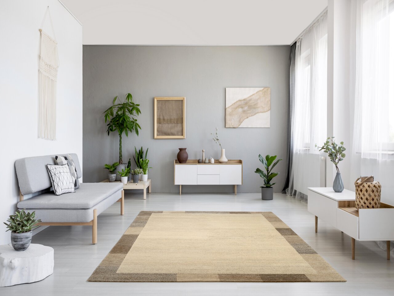 Moderner Wohnzimmerteppich in Beige- und Brauntönen, rechteckig, auf hellem Holzboden in einem stilvoll eingerichteten Raum mit Pflanzen und minimalistischen Möbeln, aus der Vogelperspektive betrachtet.