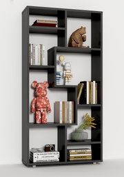 Modernes, asymmetrisches Bücherregal in Anthrazit mit offenen Fächern, dekoriert mit Büchern, Figuren und Vase, in frontaler leicht seitlicher Perspektive