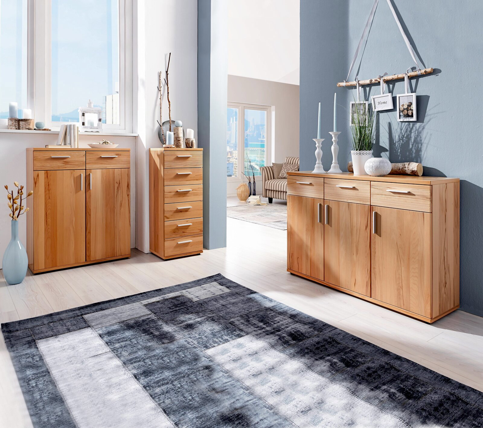 Helles Holz-Sideboard und Kommode in modernem Wohnzimmer, seitliche Perspektive