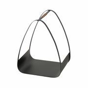 Modernes Kaminholzregal Timo aus schwarzem Metall, Höhe 50 cm, seitliche Perspektive