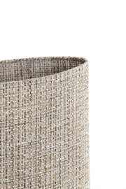 Close-up vanuit schuin bovenaanzicht van een cilindervormige lampenkap met grof geweven textiel in beige, grijs en bruin op een witte achtergrond