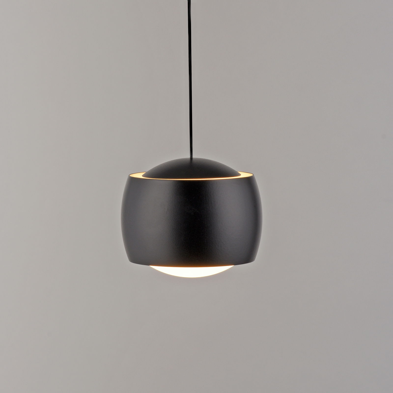 Moderne schwarze Pendelleuchte aus seitlicher Perspektive
