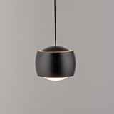 Moderne schwarze Pendelleuchte aus seitlicher Perspektive