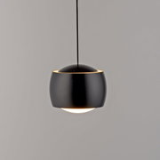 Moderne zwarte hanglamp gezien vanaf de zijkant