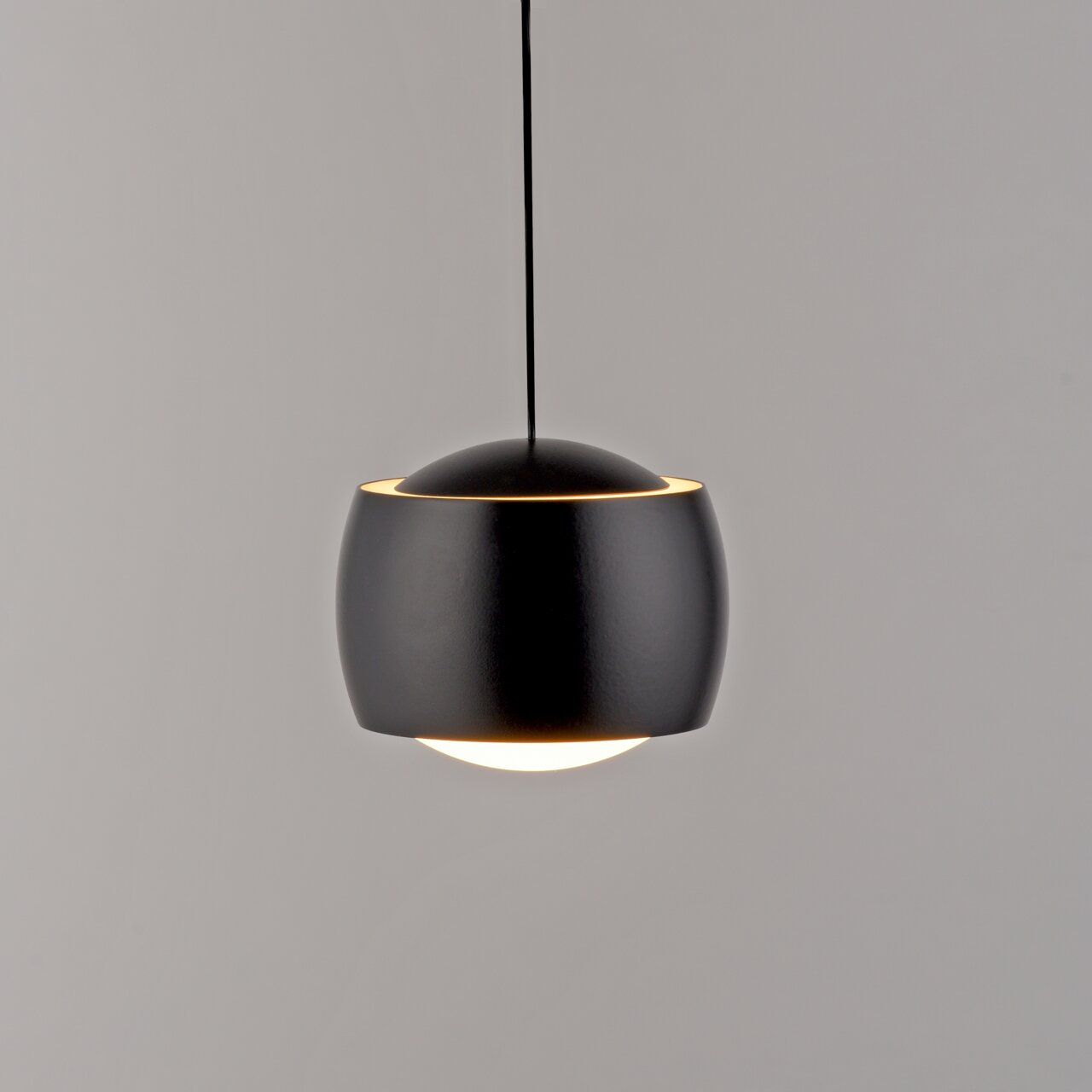Moderne zwarte hanglamp gezien vanaf de zijkant