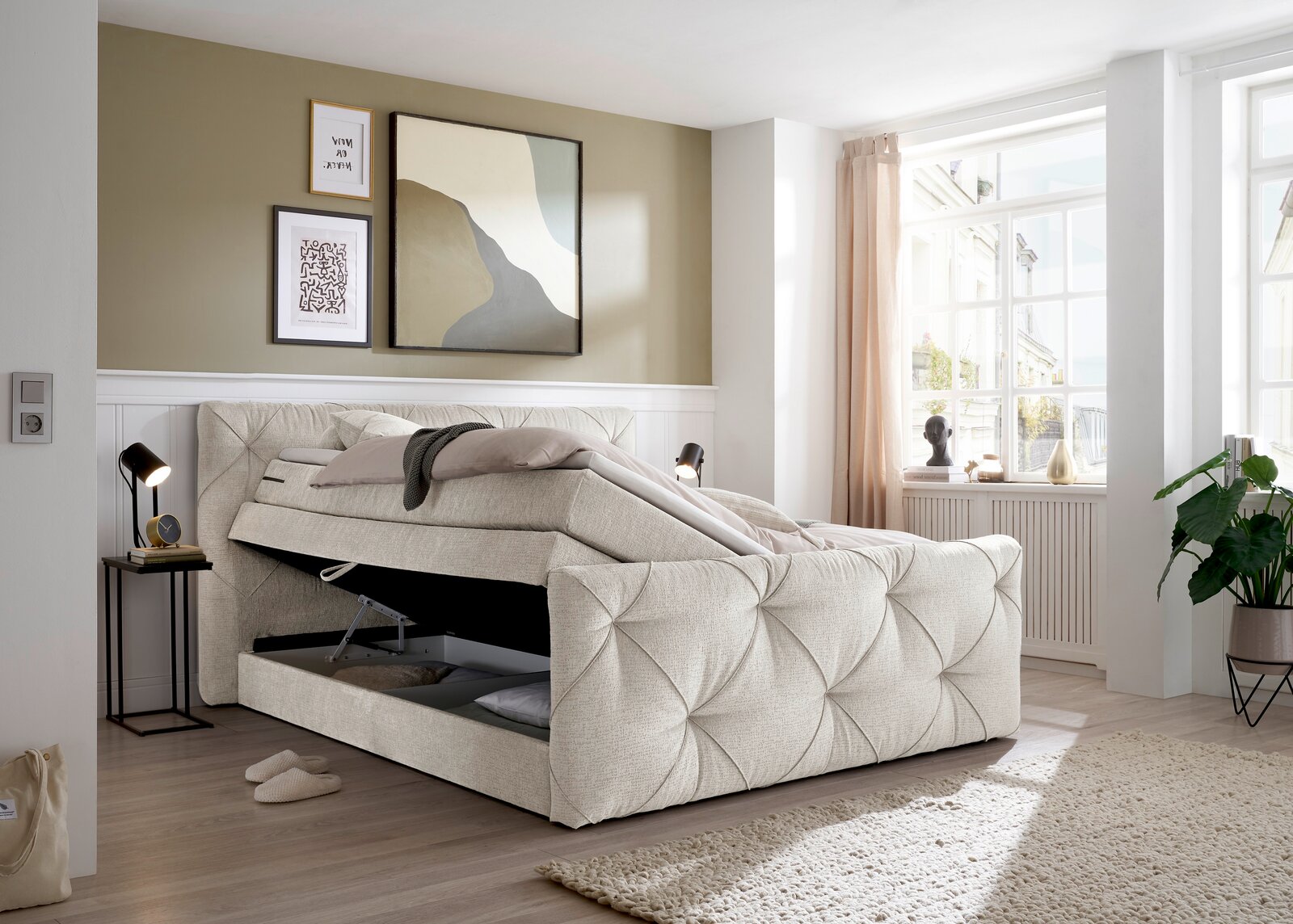 Boxspringbett in einem modernen Schlafzimmer mit Stauraumfunktion, seitliche Perspektive