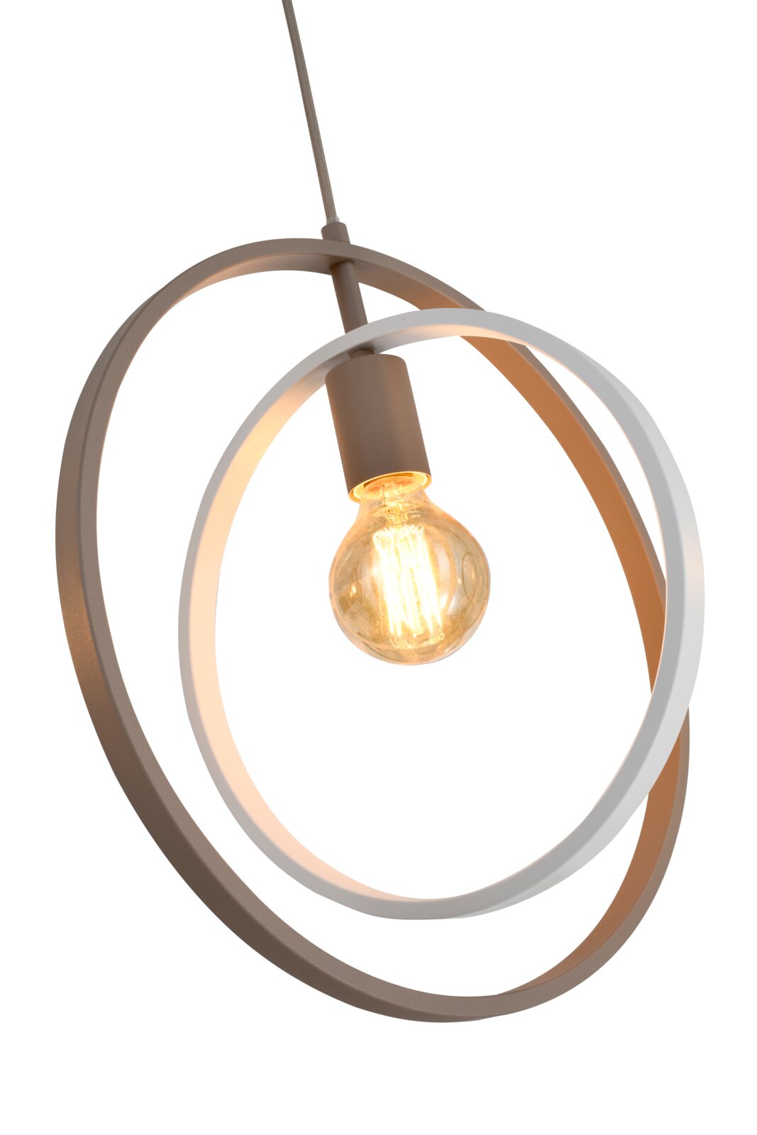 Moderne hanglamp met twee kruisende metalen ringen en een brandende decoratieve gloeilamp, schuin van onderen gezien tegen een witte achtergrond
