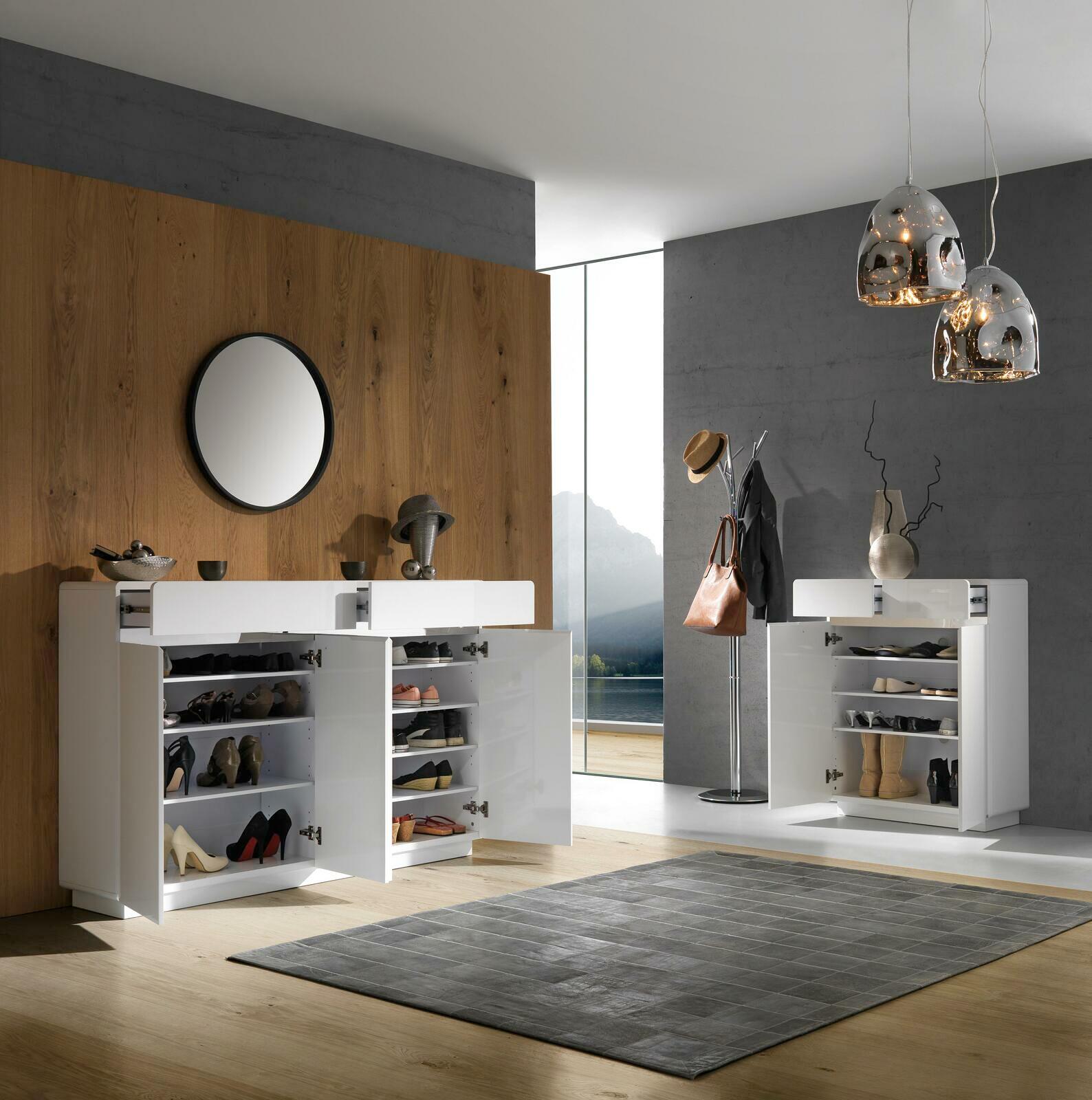 Moderner Schuhschrank in einem stilvollen Raum mit Holz- und Betonwänden, offene Türen zeigen mehrere Regale mit Schuhen, seitliche Perspektive.