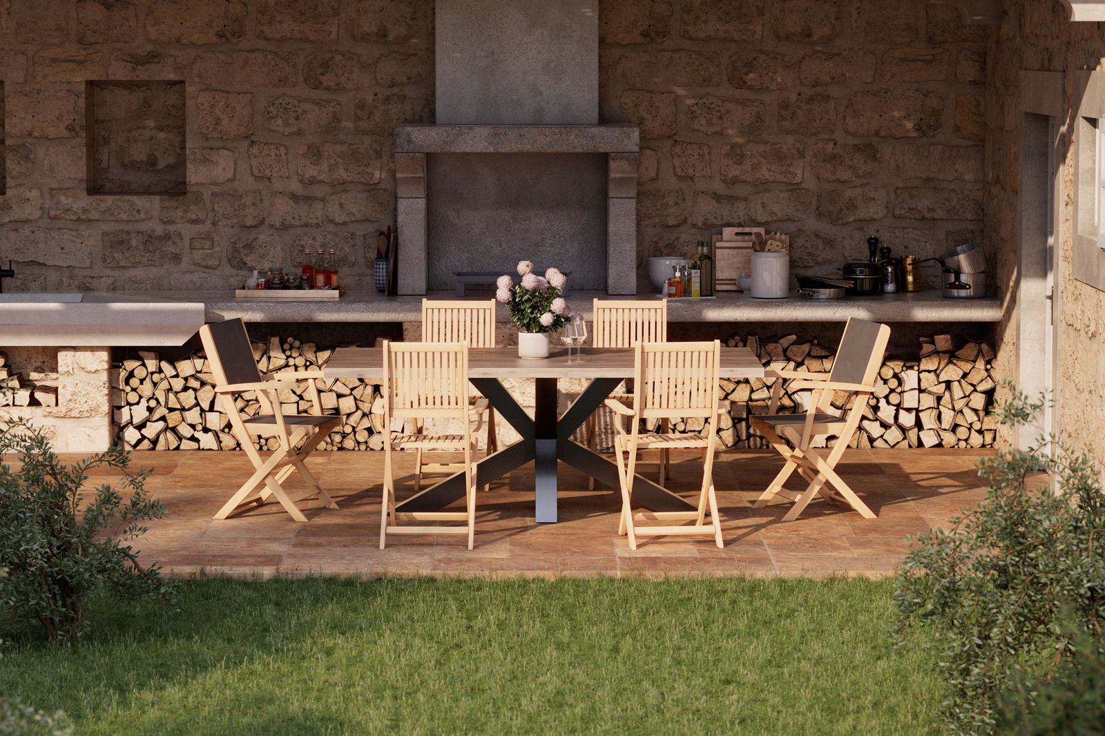 Gartenstuhl aus Holz in einer gemütlichen Terrassenumgebung, frontal aufgenommen mit einem Esstisch und weiteren Stühlen.