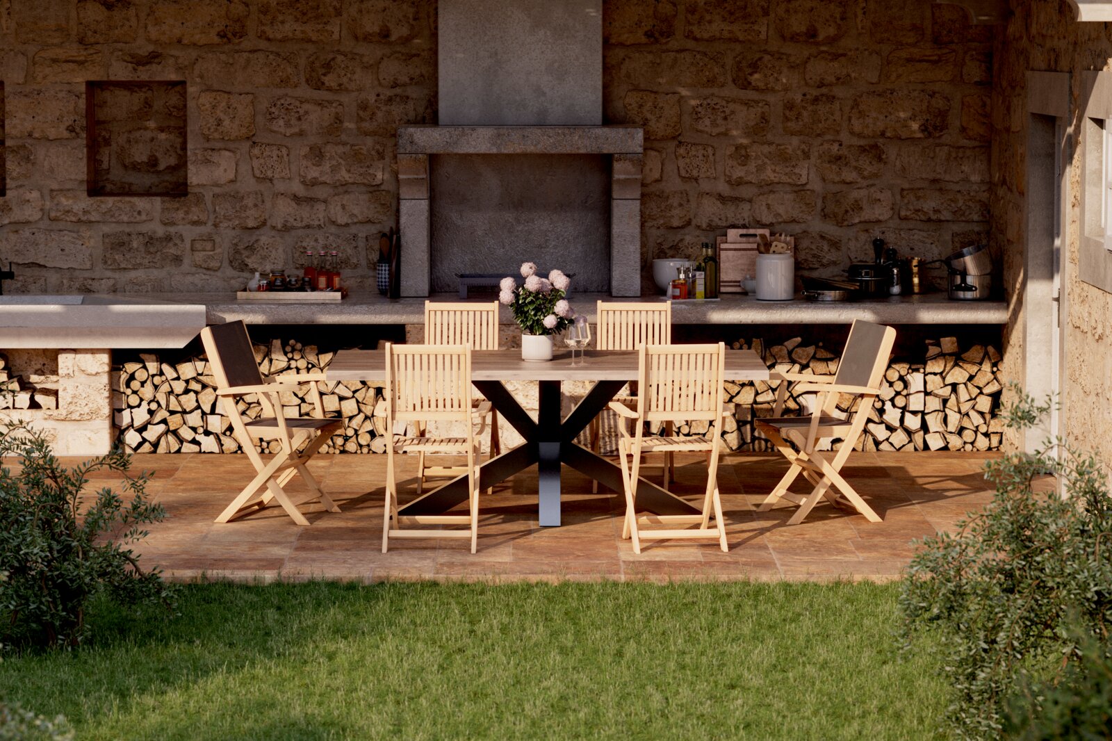 Houten tuinstoel in een gezellige terrasomgeving, van voren gefotografeerd, met een eettafel en andere stoelen.