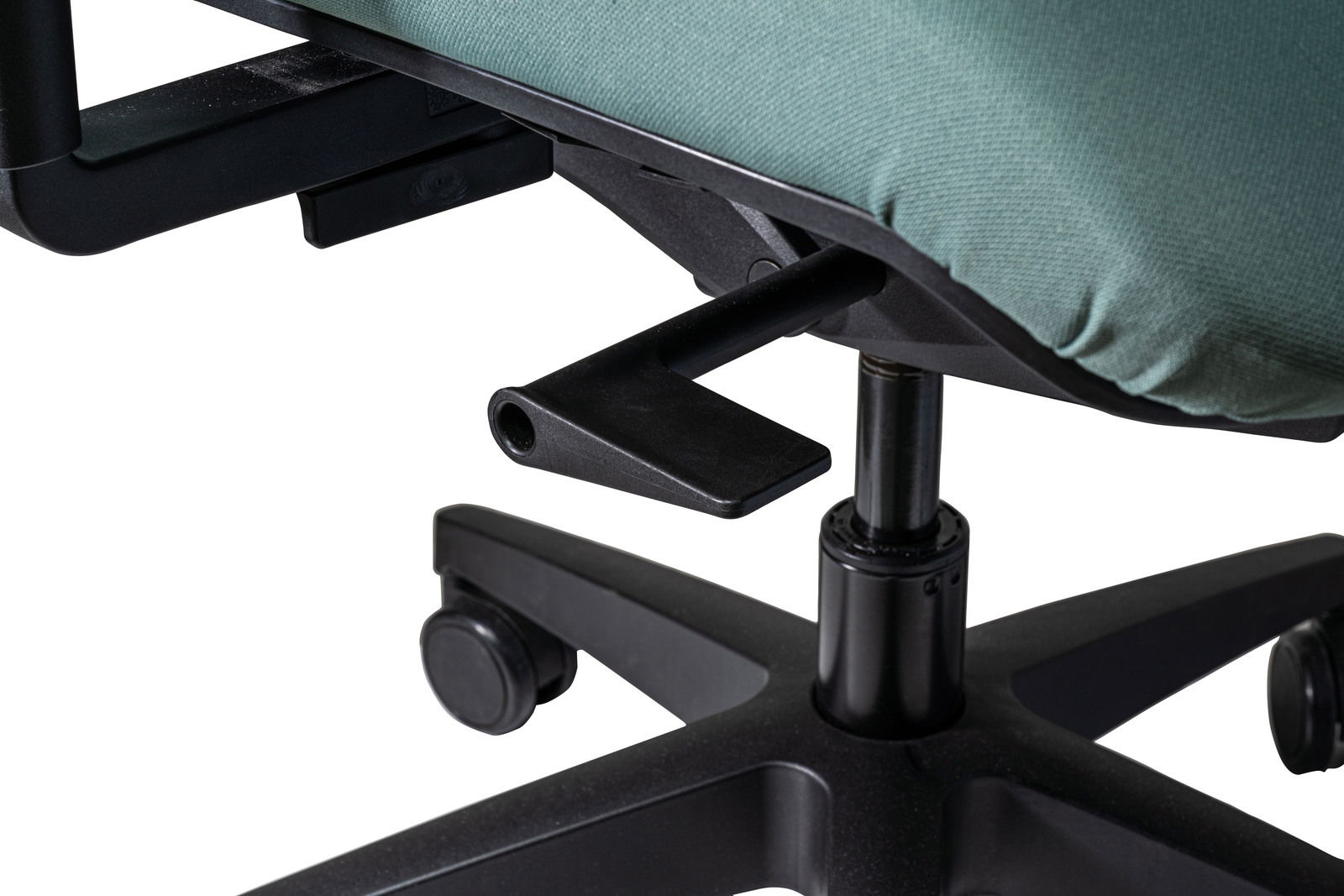 Nahaufnahme eines Bürostuhls von unten, zeigt die Rollenbasis und den Hebel zur Höhenverstellung.