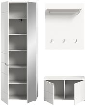 Garderobenkombination bestehend aus einem hohen Schrank mit offenen Türen, einem Wandpaneel mit Haken und Ablage, sowie einer niedrigen Bank mit offenen Türen, frontal betrachtet.