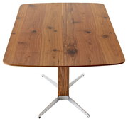 Rechteckiger Esstisch aus Holz mit natürlicher Maserung, Ansicht von oben, auf einem Metallfuß stehend.