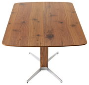 Rechteckiger Esstisch aus Holz mit natürlicher Maserung, Ansicht von oben, auf einem Metallfuß stehend.