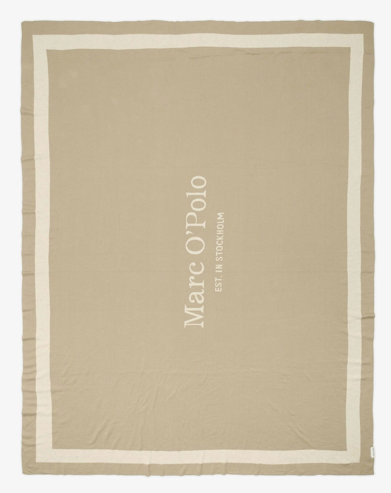 Beige Plaid mit weißem Rand und vertikalem Schriftzug 'Marc O'Polo EST. IN STOCKHOLM', Draufsicht