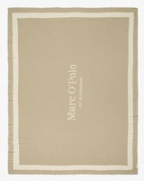 Beige Plaid mit weißem Rand und vertikalem Schriftzug 'Marc O'Polo EST. IN STOCKHOLM', Draufsicht