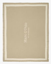 Beige Plaid mit weißem Rand und vertikalem Schriftzug 'Marc O'Polo EST. IN STOCKHOLM', Draufsicht