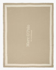 Beige Plaid mit weißem Rand und vertikalem Schriftzug 'Marc O'Polo EST. IN STOCKHOLM', Draufsicht