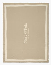 Beige Plaid mit weißem Rand und vertikalem Schriftzug 'Marc O'Polo EST. IN STOCKHOLM', Draufsicht