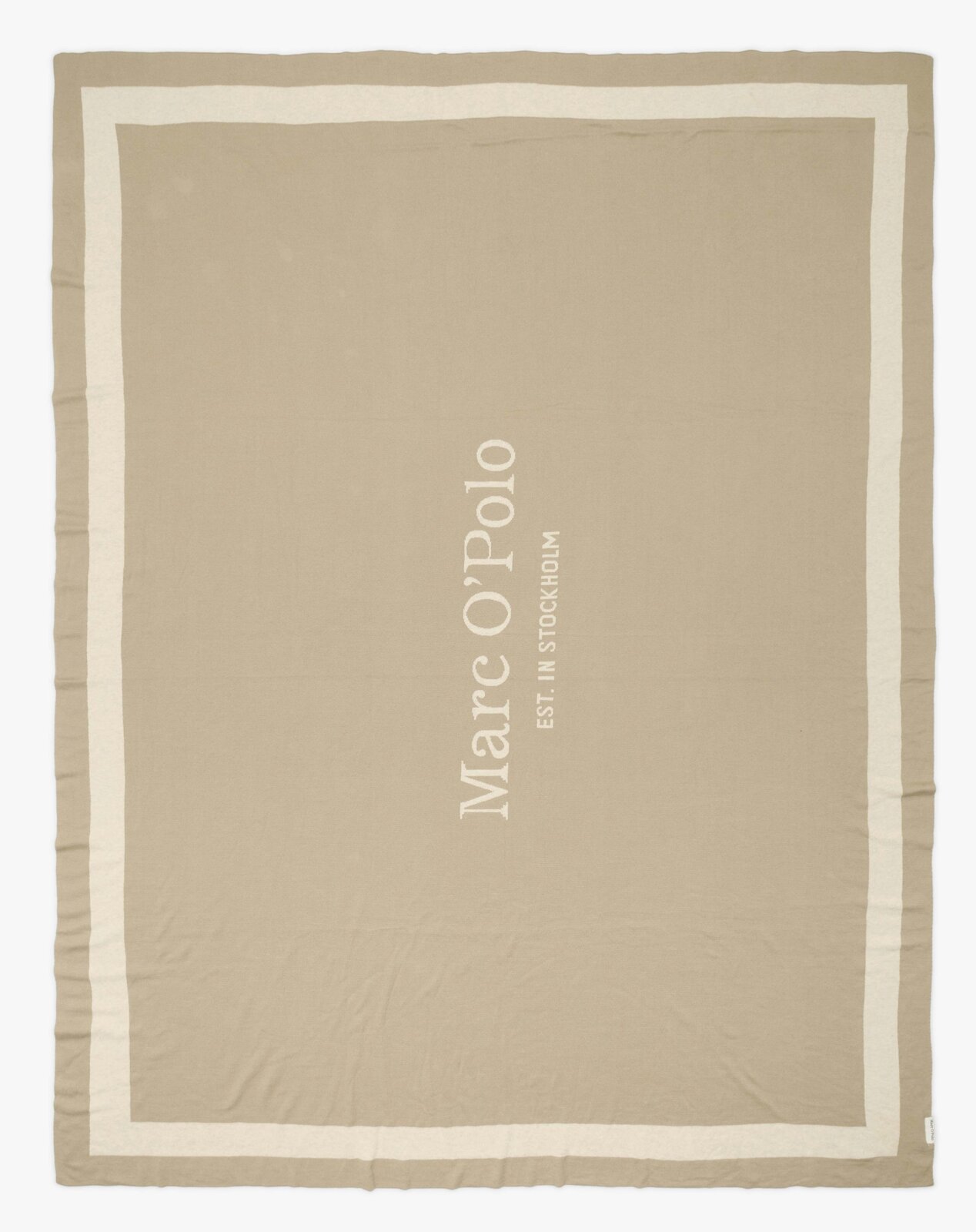 Beige Plaid mit weißem Rand und vertikalem Schriftzug 'Marc O'Polo EST. IN STOCKHOLM', Draufsicht