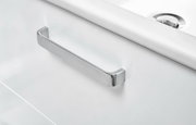 Close-up van een moderne, witte wastafelonderkast met een glanzende, verchroomde handgreep.