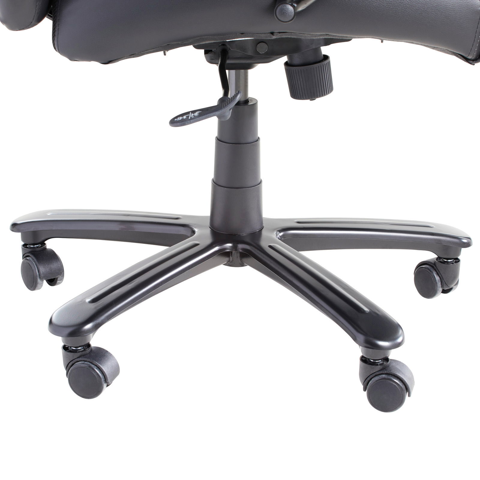 Nahaufnahme der Basis eines Chefsessels mit Rollen, seitliche Perspektive