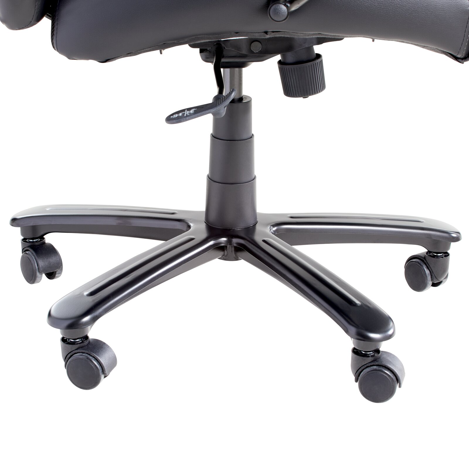 Nahaufnahme der Basis eines Chefsessels mit Rollen, seitliche Perspektive