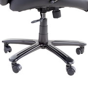 Nahaufnahme der Basis eines Chefsessels mit Rollen, seitliche Perspektive