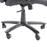 Nahaufnahme der Basis eines Chefsessels mit Rollen, seitliche Perspektive