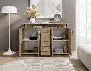 Frontale Ansicht eines modernen Sideboards aus Holz mit offenen Türen und Schubladen, dekoriert mit Büchern, Vasen und einer Lampe.