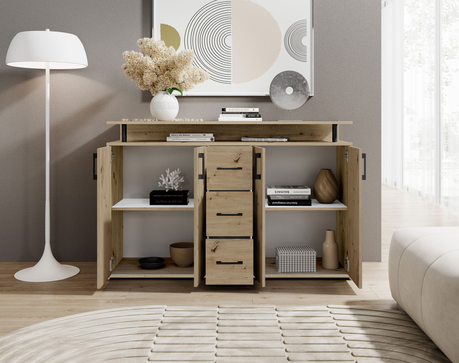 Frontale Ansicht eines modernen Sideboards aus Holz mit offenen Türen und Schubladen, dekoriert mit Büchern, Vasen und einer Lampe.