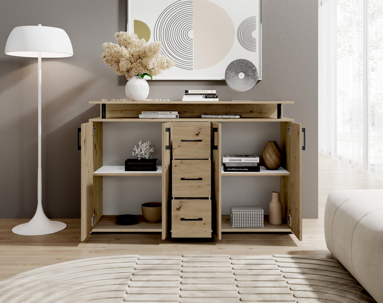Vooraanzicht van een modern houten dressoir met open deuren en lades, versierd met boeken, vazen en een lamp.