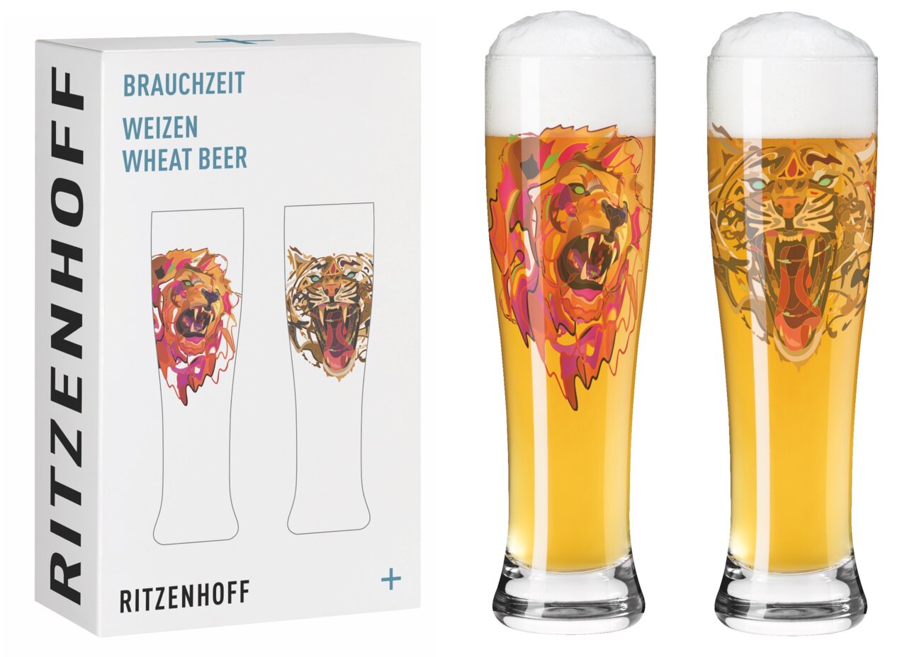 Zwei Weizenbiergläser mit buntem Löwen- und Tigerdesign, gefüllt mit Bier und Schaumkrone, aus der Frontalperspektive.