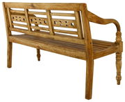 Holzgartenbank mit dekorativer Rückenlehne, seitliche Perspektive