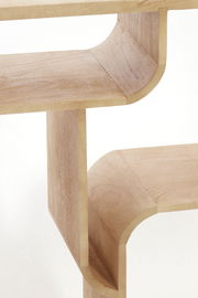 Nahaufnahme eines hölzernen Standregals mit geschwungenen Kanten, seitliche Perspektive