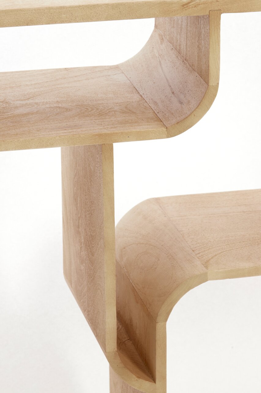 Light&Living Standregal LABARE Nahaufnahme eines hölzernen Standregals mit geschwungenen Kanten, seitliche Perspektive