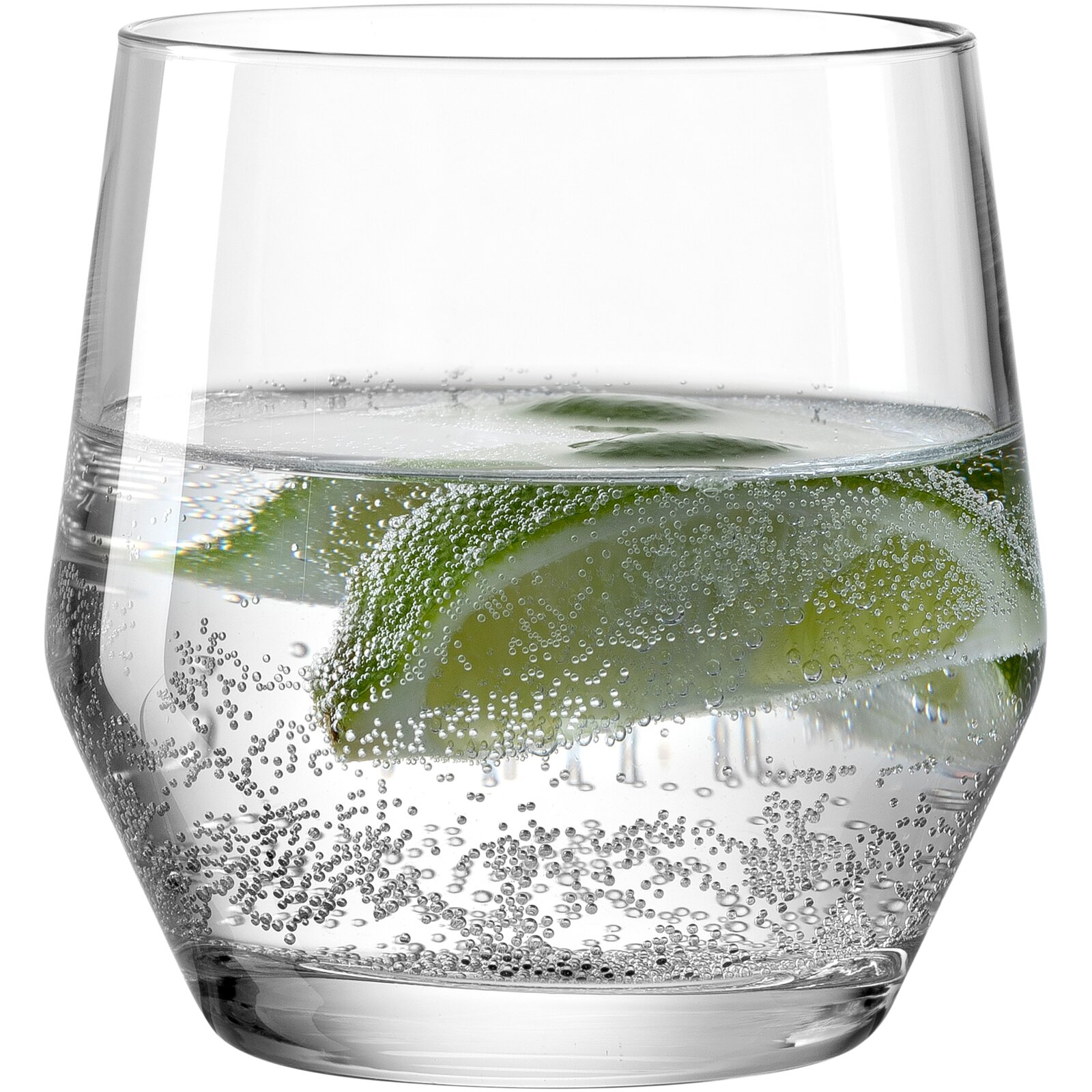 Close-up van een doorzichtig drinkglas met koolzuurhoudend water en schijfjes limoen.
