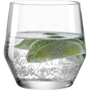 Close-up van een doorzichtig drinkglas met koolzuurhoudend water en schijfjes limoen.