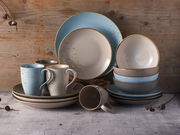 Kombiservice 16-tlg in sanften Blau- und Beigetönen, bestehend aus Tellern, Schalen und Tassen, auf rustikalem Hintergrund, seitliche Perspektive