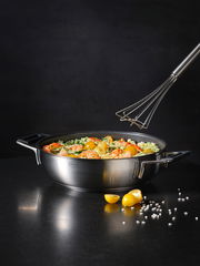 Servierpfanne Rösle Silence Pro 24cm, gefüllt mit buntem Gemüse und Garnelen, seitliche Perspektive