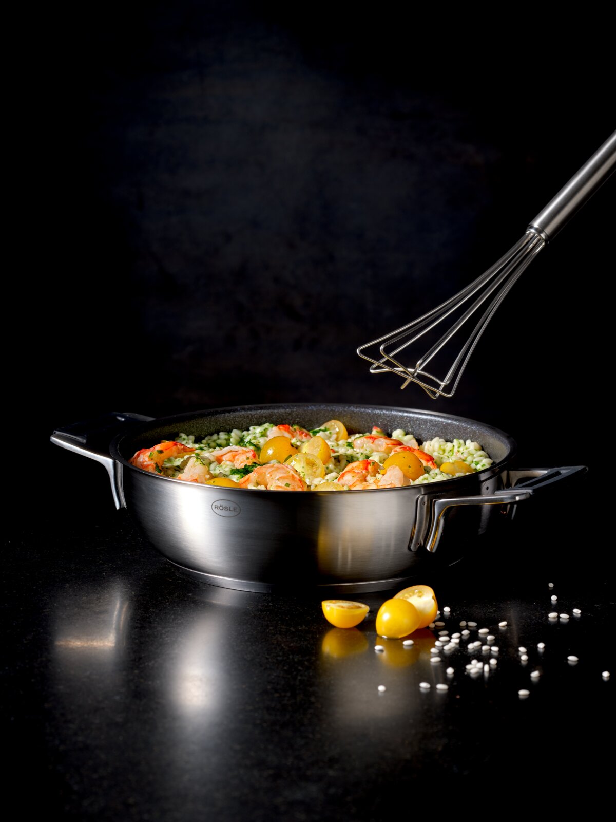 Servierpfanne Rösle Silence Pro 24cm, gefüllt mit buntem Gemüse und Garnelen, seitliche Perspektive