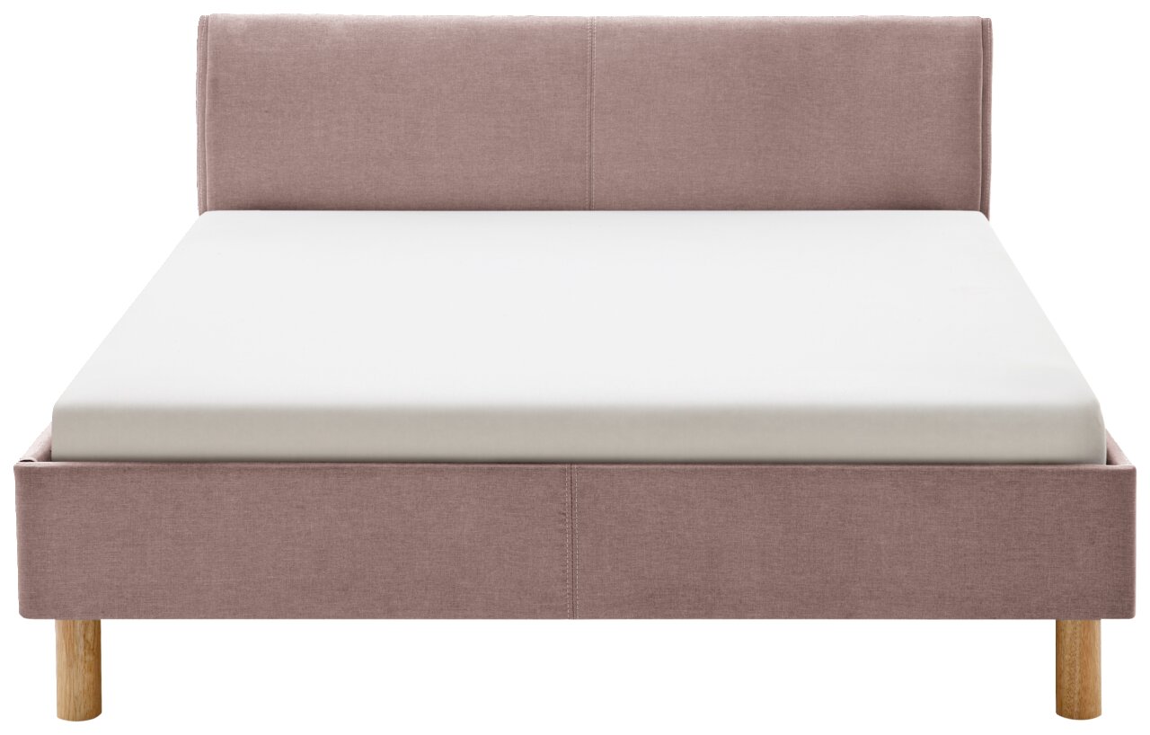 Vooraanzicht van een gestoffeerd bed in roze met houten poten en een wit matras.